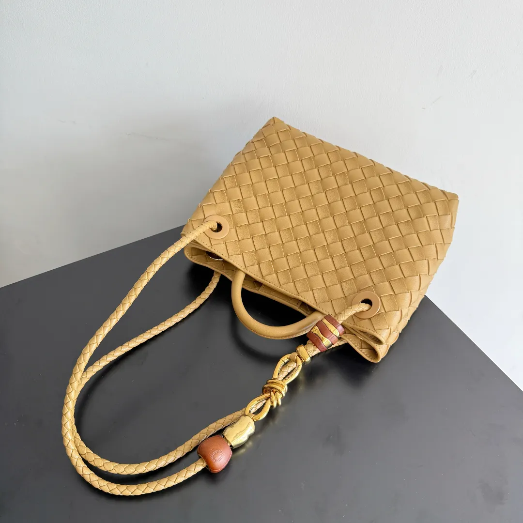 The new Andiamo batch of 3060 BV is shipped‼ ️The classic intercciato weaving process is used to create a soft bag, the metal knot is made of micro-cast aluminum using jewelry technology🪢, and the decorative beads are made of metal and hand-polished oak, allowing you to jump repeatedly between elegance and fun💃, making it unpredictable. Classic and versatile, it shows off your temperament, and the bag has a large capacity, making it very convenient for daily commuting! It has a variety of carrying methods, the shoulder straps can be adjusted by yourself, the original lambskin feels soft and delicate, and the unisex style breaks gender boundaries and brings a more practical and long-lasting use experience. The Andiamo, which has both elegant and casual styles, perfectly interprets the "fashionable old money style". Style number: 743568+wood hardware Color: nut color Size: 25*22*10.5cm